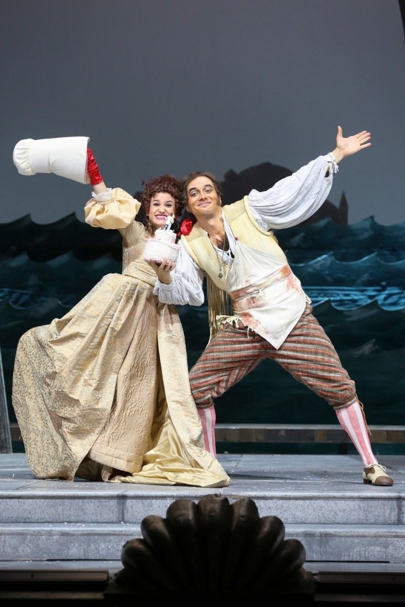 Juliette Khalil (Ciboletta), and Alexandre Beuchat (Pappacoda) in "Eine Nacht in Venedig" at Volksoper Wien. (Photo: Barbara Pálffy/Volksoper Wien)