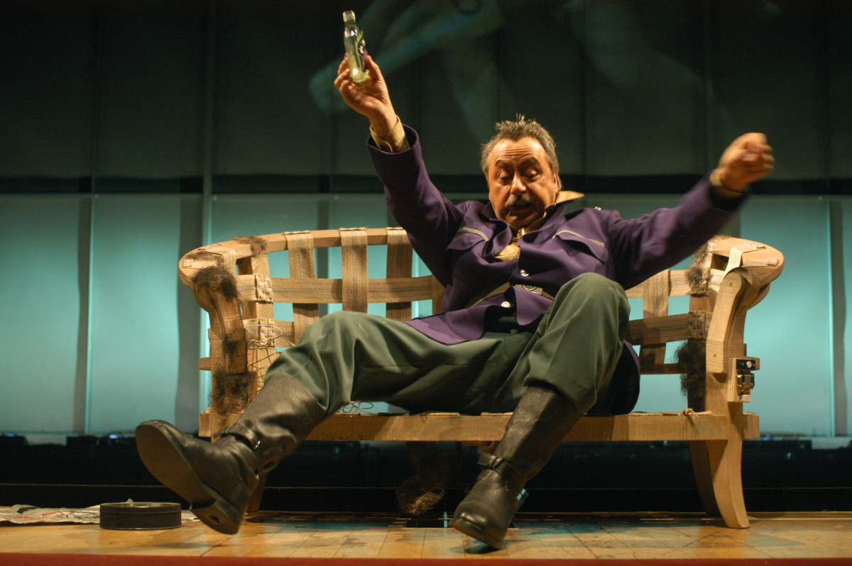 Wolfgang Stumph as Frosch in "Die Fledermaus" at Semperoper, 2003. (Photo: Matthias Creutziger)