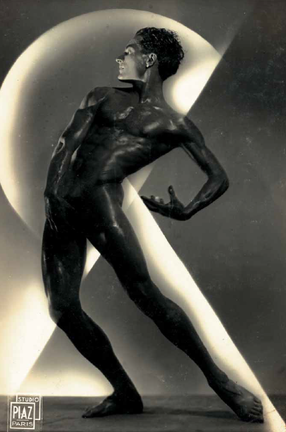 Alberto Spadolini striking on of his famous heroic poses. (Photo: Atelier Alberto Spadolini)