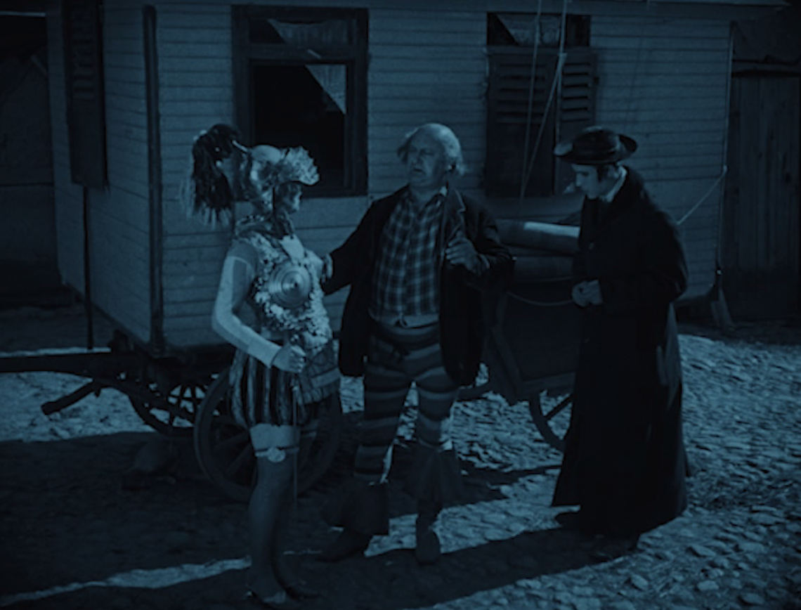 Alice Hechy in full armor as Jeanne d’Arc in "Das alte Gesetzt," 1923. (Screenshot)