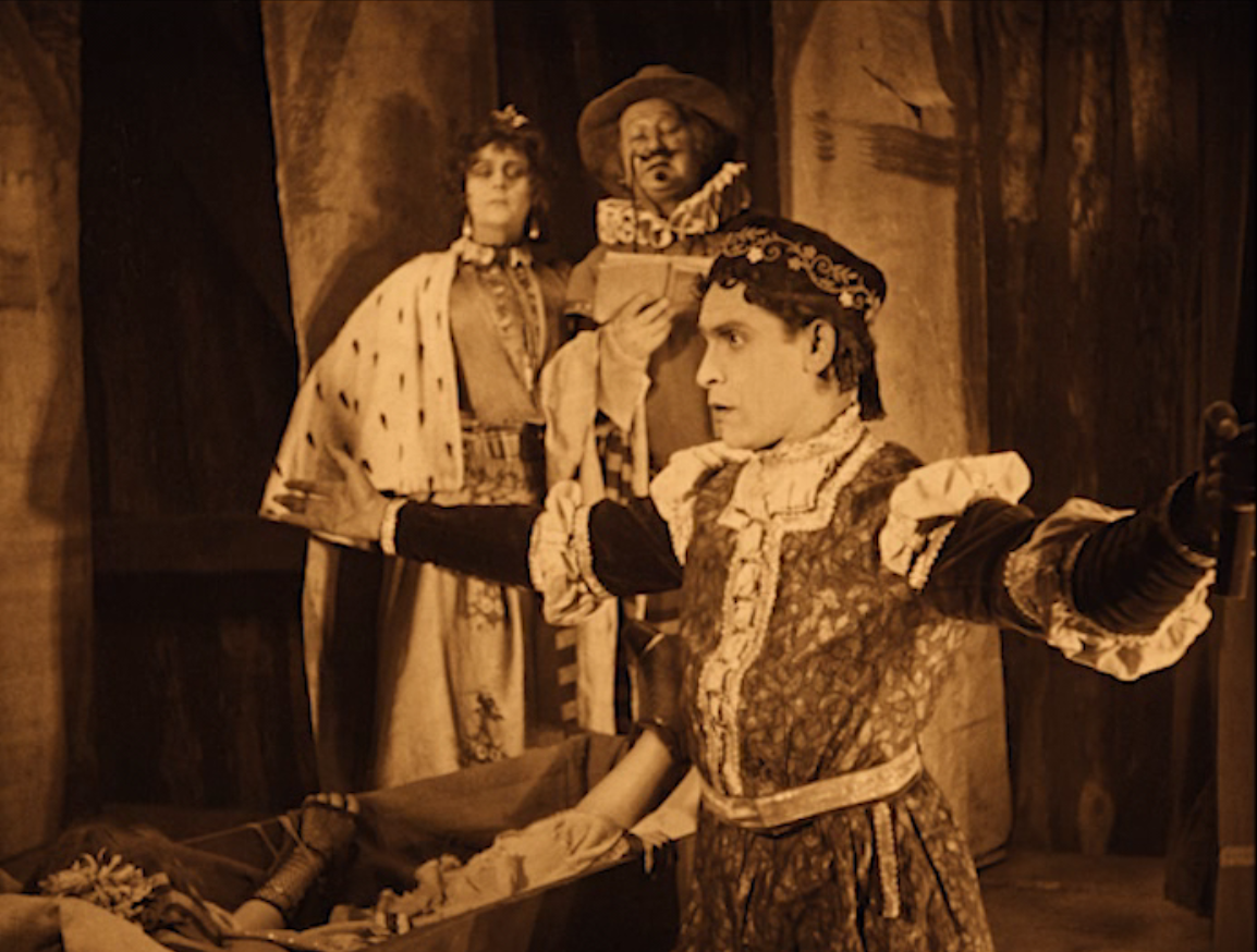 Ernst Deutsch playing Romeo in "Das alte Gesetzt," 1923. (Screenshot)