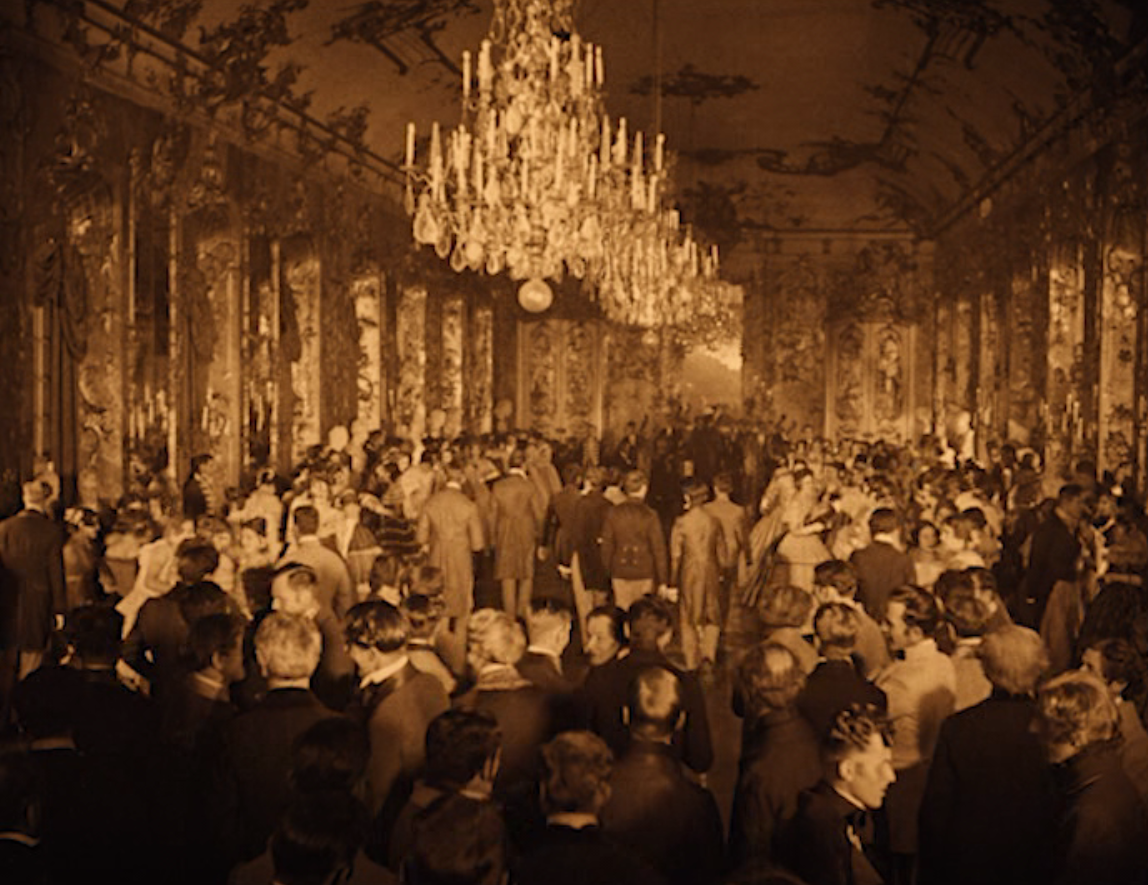 The grand ball scene in "Das alte Gesetzt" with the Johann Strauss orchestra playing in the background. (Screenshot)