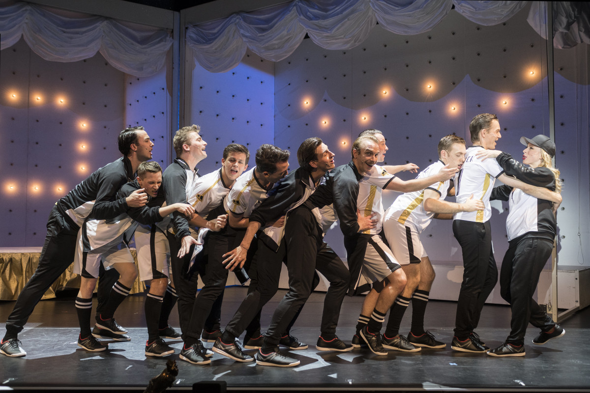 "Roxy und ihr Wunderteam" in Augsburg with Christian Bindert, Stephan Luethy, Arne David, Joshua Hien, Max Menendez Vazquez, Florian Weigel, Julian Bender, Konstantin Krisch, Dennis Weissert, Uli Scherbel, Katja Berg (left to right). (Photo: Jan-Pieter Fuhr)