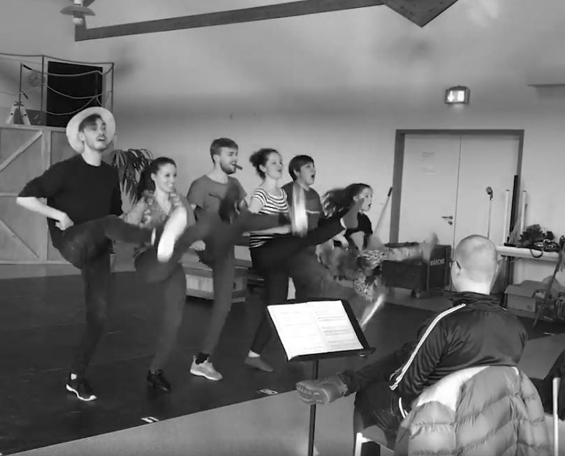 Dance rehearsal for "Die Blume von Hawaii" with the students of the Hochschule für Musik, Osnabrück. (Photo: Private)