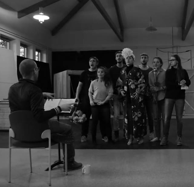 Rehearsal room scene in Osnabrück: the student ensemble in "Die Blume von Hawaii." (Photo: Private)