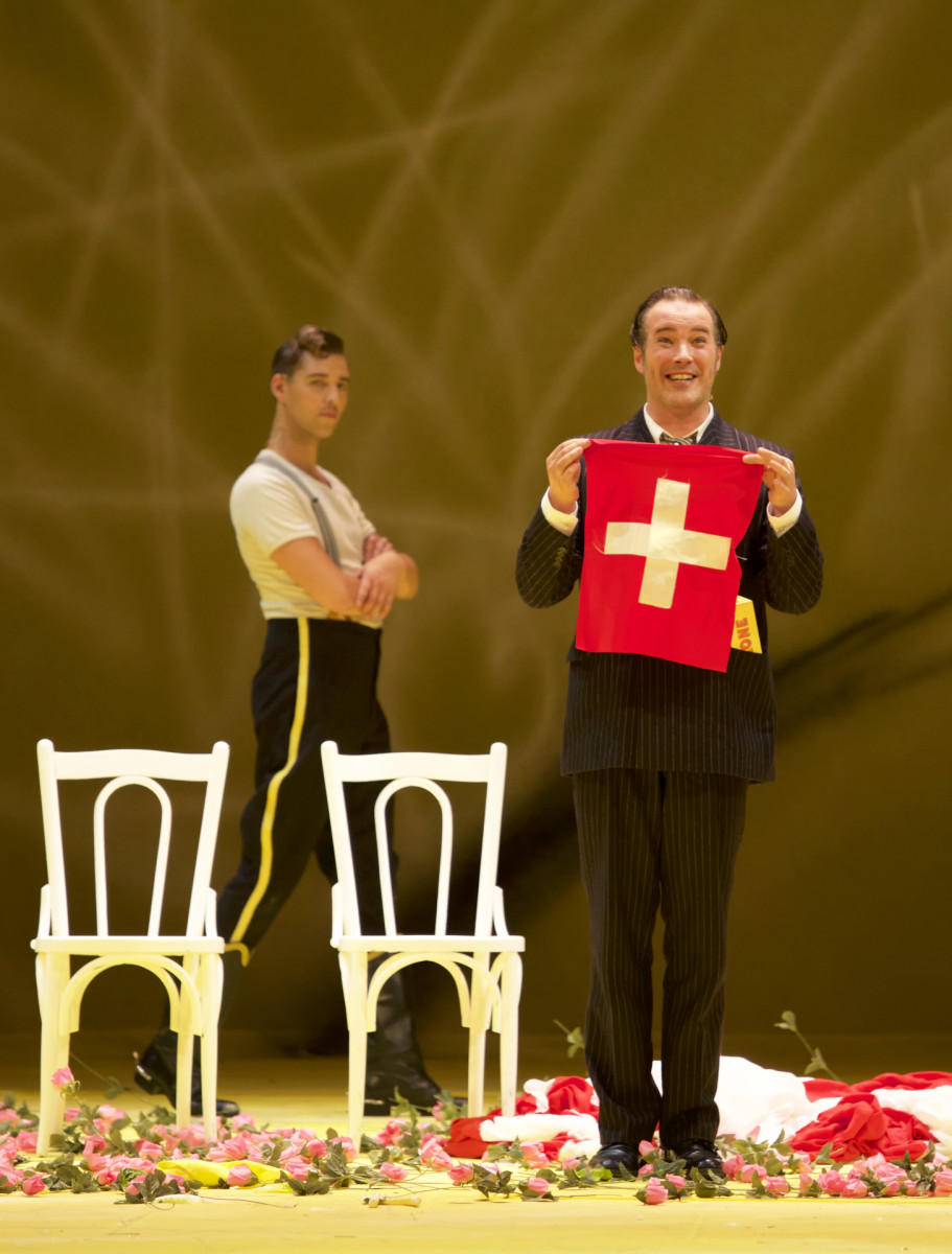 Maximilian Mayer as Major Alexius Spiridoff (left) and Daniel Prohaska as Bumerli in "Der tapfere Soldat" in Munich, 2018. (Photo: Christian POGO Zach)