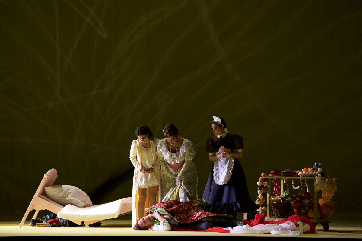 Sophie Mitterhuber (Nadina), Ann-Katrin Naidu (Aurelia), Jasmina Sakr (Mascha), Daniel Prohaska (Bumerli) in "Der tapfere Soldat" in Munich. (Photo: Christian POGO Zach)