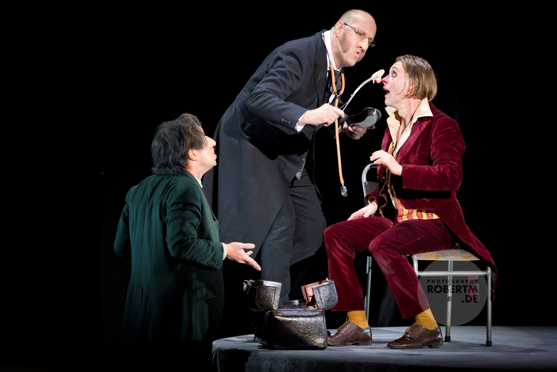 Trying to fix things: Jens Larsen (middle) and Günter Papendell (r.) in "Die Nase" at Komische Oper. (Photo: Robert M Berlin)