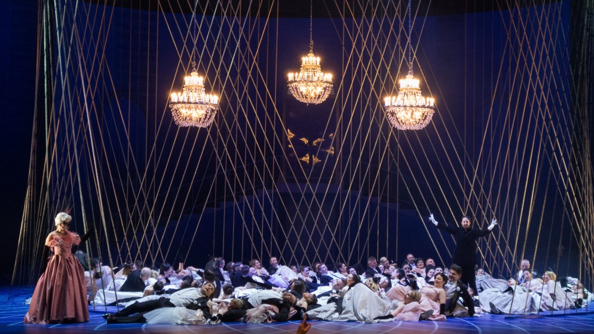 "Fledermaus" act 2 at Theater Wielki Lodz. (Photo: Yoko Seyama)