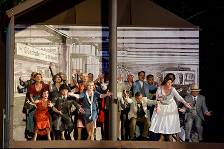 The chorus in the Berlin subway, "Wie einst im Mai" in Neustrelitz. (Photo: Jörg Metzner)