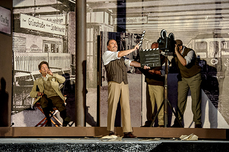 Robert Merwald and extras in a film scene in "Wie einst im Mai" in Neustrelitz. (Photo: Jörg Metzner)