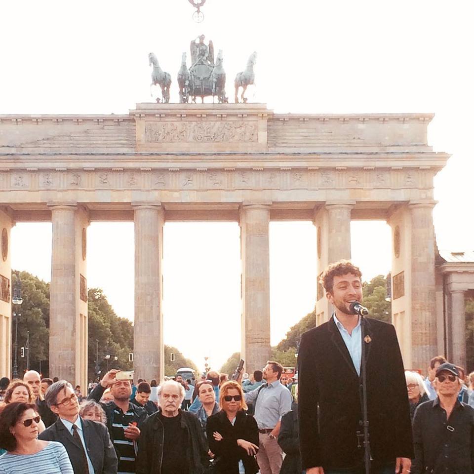 Felix Heller sings the "Liebeslied von Mann zu Mann" in front of Brandenburg Gate at a LGBT+ demonstration, 2018. (Photo: Private)