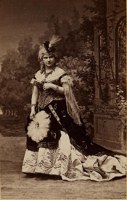Josefine Gallmeyer in "Die Prinzessin von Trapezunt," Vienna. (Photo: Fritz Luckhardt / Sammlung Theatermuseum Wien)