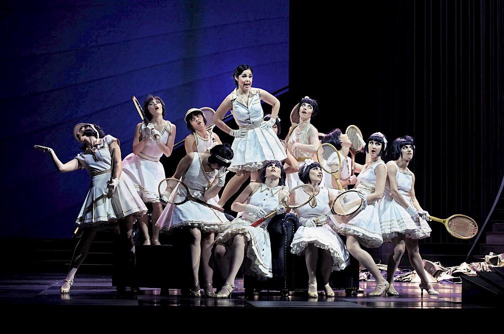 Rebeca Olvera as Mi (with chorus) in "Land des Lächelns" in Zurich. (Photo: Toni Suter / Oper Zürich)