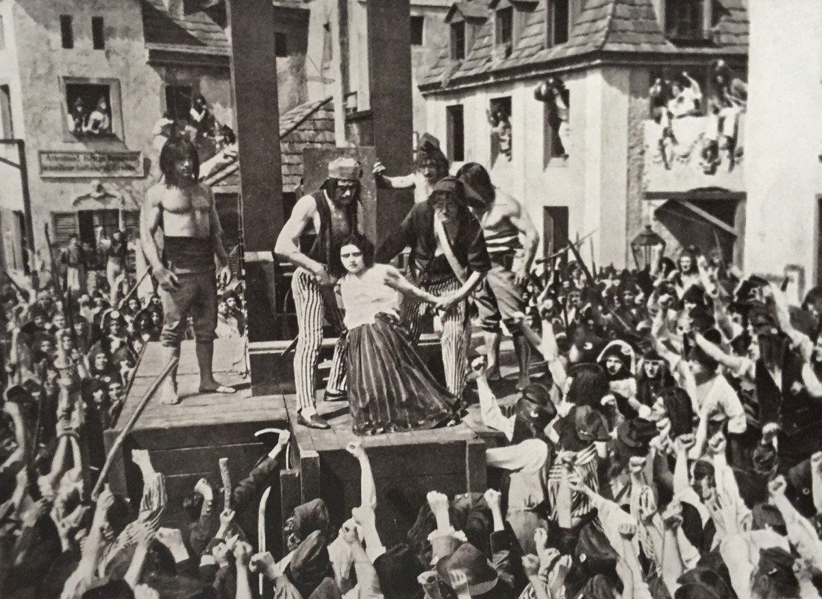 The execution scene from Ernst Lubitsch's "Madame Dubarry," 1919. (Photo from the catalogue "Berlin in der Revolution 1918/1919," Verlag Kettler / Staatliche Museen zu Berlin)