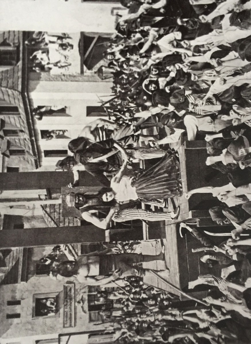 The execution scene from Ernst Lubitsch's "Madame Dubarry," 1919. (Photo from the catalogue "Berlin in der Revolution 1918/1919," Verlag Kettler / Staatliche Museen zu Berlin)