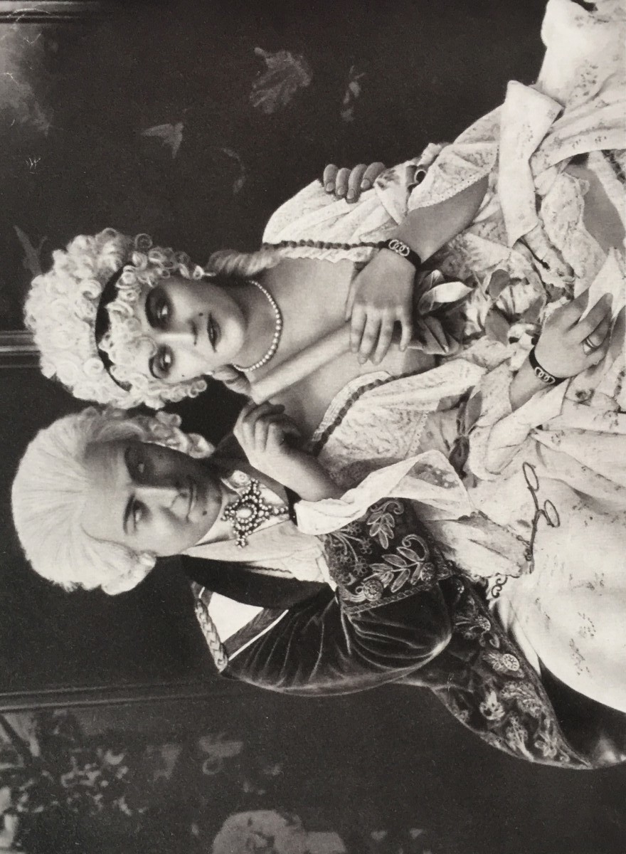 Pola Negri as Jeanne (Madame Dubarry) and Emil Jannings as King Louis XV in the Ernst Lubitsch film "Madame Dubarry" from 1919. (Photo from the catalogue "Berlin in der Revolution 1918/1919," Verlag Kettler / Staatliche Museen zu Berlin)