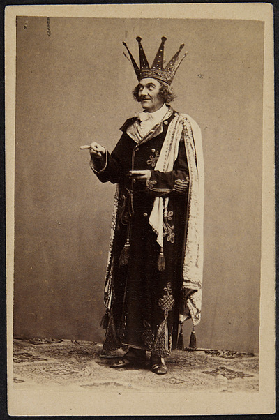 Johann Nestroy as Jupiter in the 1860 "Orpheus in der Unterwelt" production at Carl-Theater in Vienna. (Photo: Archiv Theatermuseum Wien)