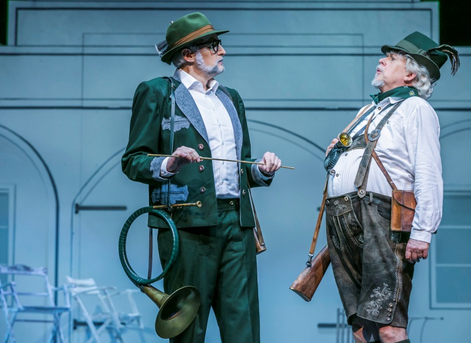 Uwe Tobias Hieronimi (Fürst Kasimir), Dieter Wahlbuhl (Sparadrapp) in act 2 of "Prinzessin von Trapezunt" (Photo: Jochen Quast)