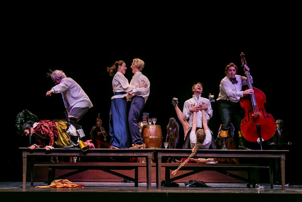The act 3 orgy scene in "Die Prinzessin von Trapezunt" (Photo: Jochen Quast)