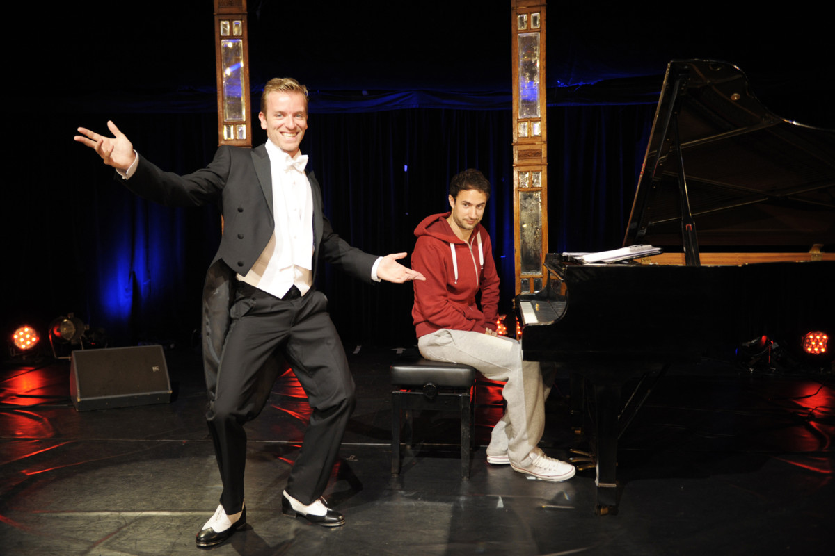 Benedikt Zeitner (l.) and Dominik Wagner from the Ass-Dur comedy team, performing at Bar jeder Vernunft. (Photo: Jan Wirdeier)