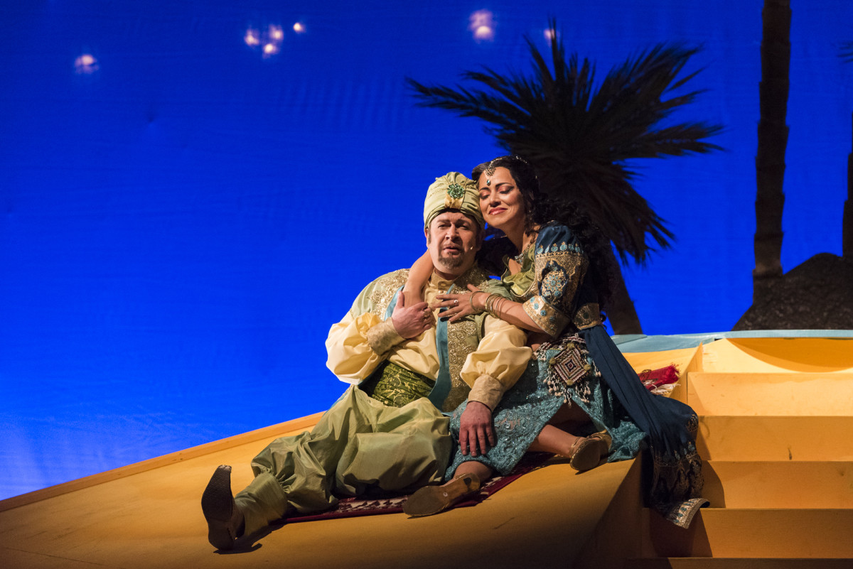 Bernd Könnes as Hajj and Laila Salome Fischer as Lalume in "Kismet," Neustrelitz 2019. (Photo: Tom Schweers)