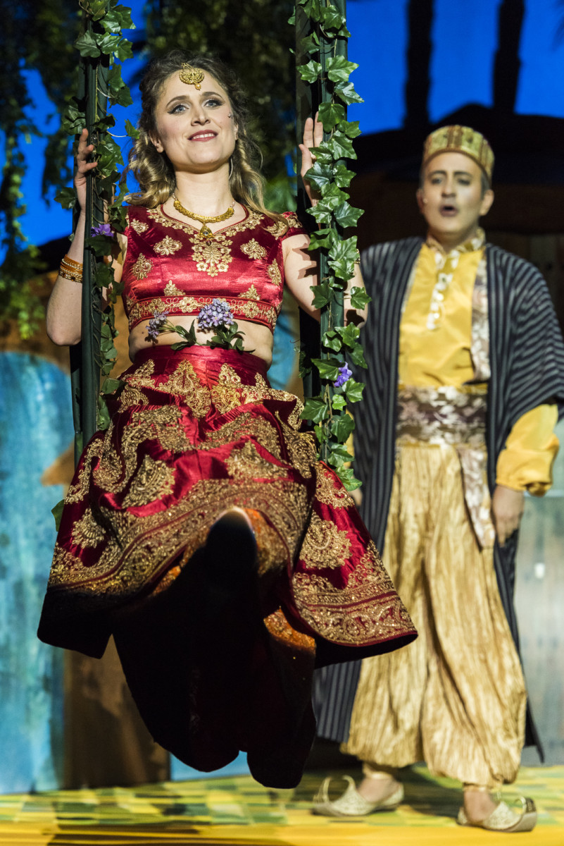 "Stranger in Paradise": Laura Scherwitzl as Marsinah and Andrés Felipe Orozco as the Caliph in "Kismet," Neustrelitz 2019. (Photo: Tom Schweers)