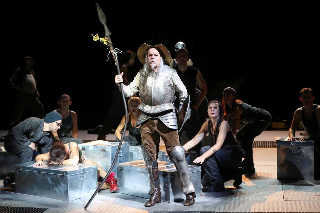 Robert Meyer as Don Quixote with the ensemble of Volksoper Wien. (Photo: Barbara Pálffy/Volksoper Wien)