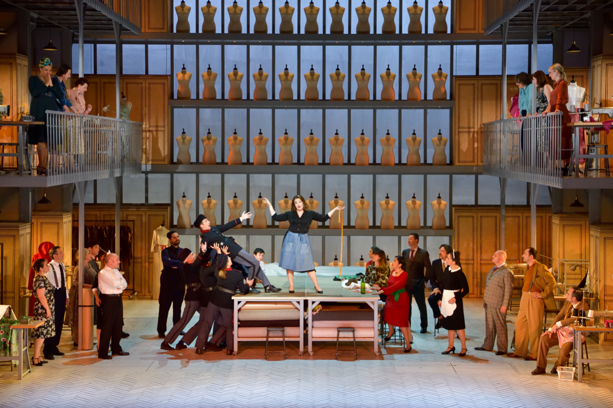 Madame Favart (Marion Lebègue) and the chorus of the Opéra de Limoges. (Photo: Stéphane Brion)