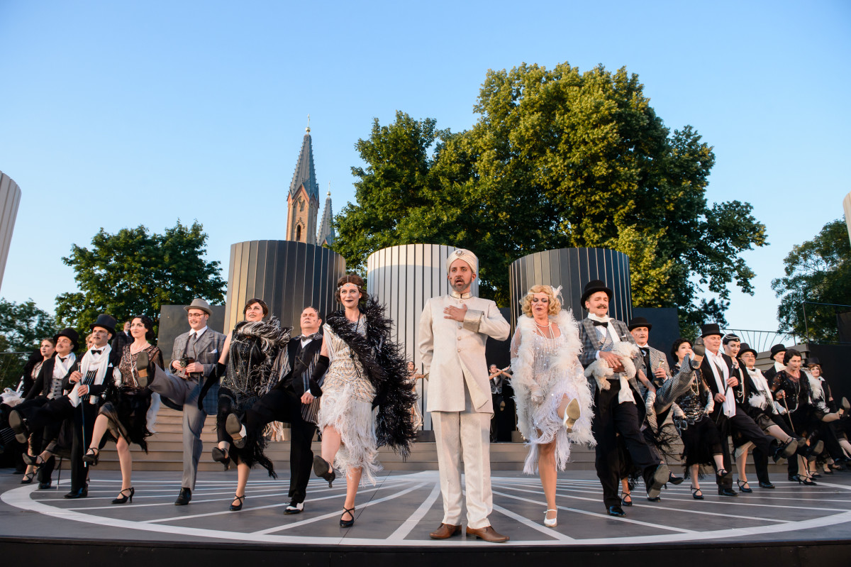 The ensemble of "Die Bajadere" in Neustrelitz, 2019. (Photo: TOG / Jörg Metzner)