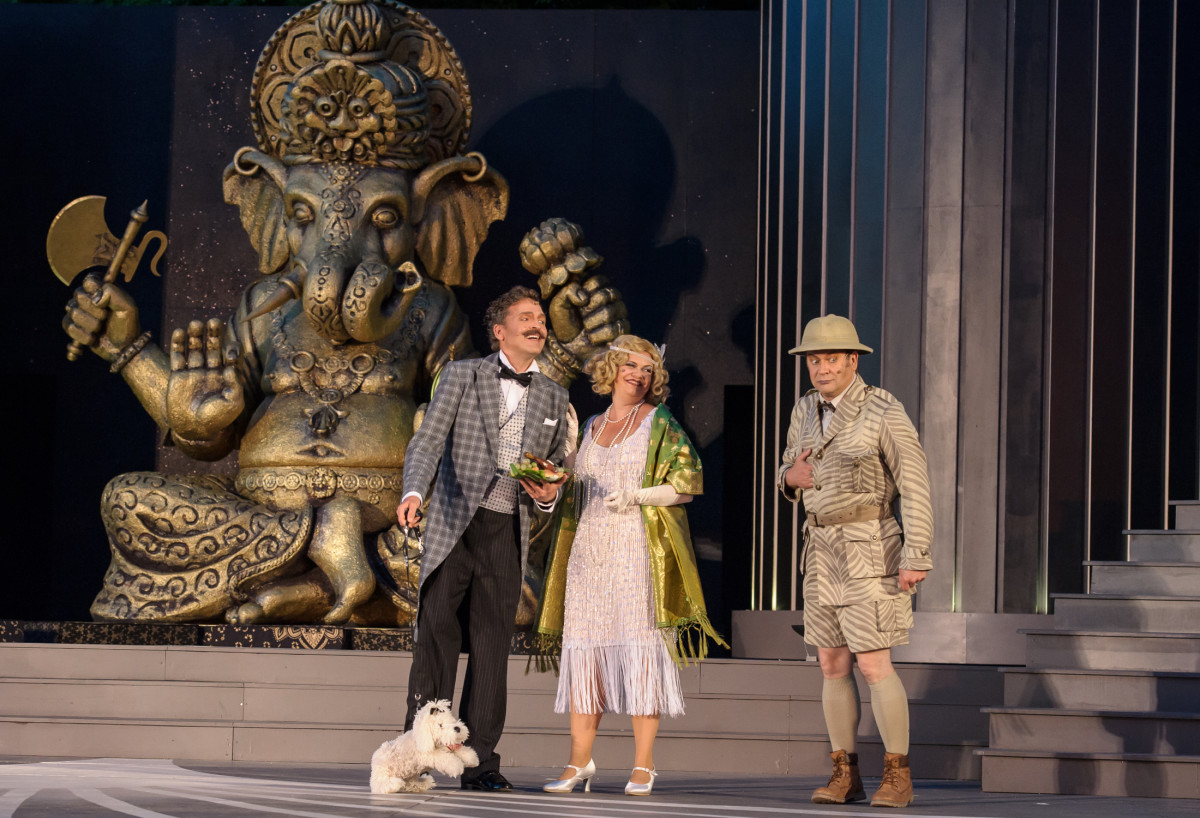 Robert Merwald as Louis Philipp La Tourette, Viola Zimmermann as Marietta, and Bernd Könnes as Napoleon St. Cloche (left to right) in "Die Bajadere" in Neustrelitz, 2019. (Photo: TOG / Jörg Metzner)