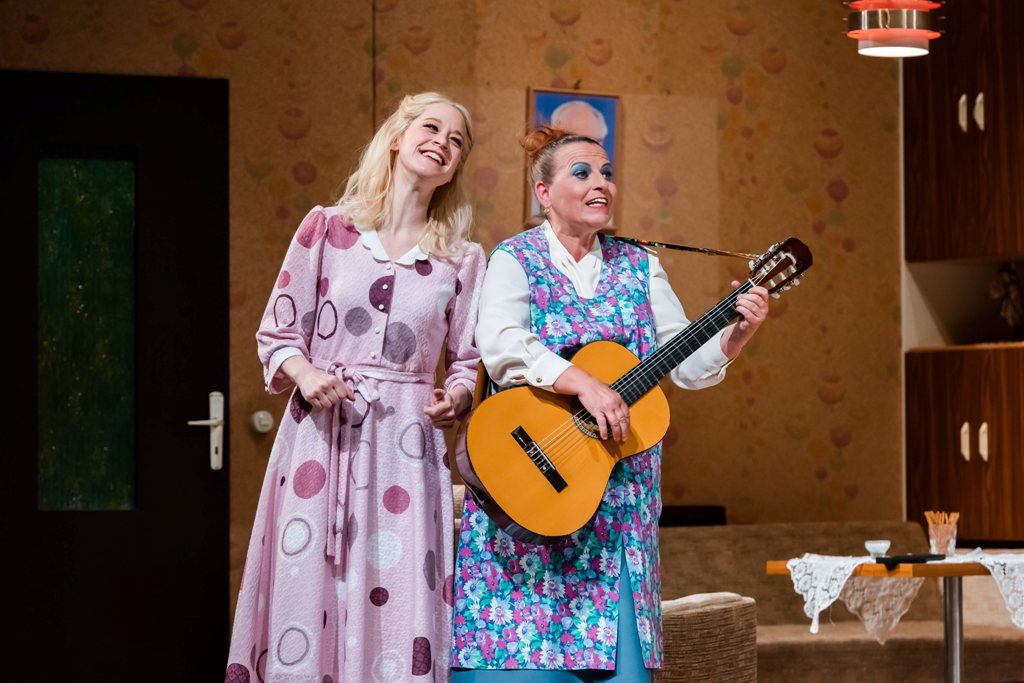 Nora Lentner as Anna (l.) and Sabine Töpfer as the cook in "Das Feuerwerk" at Musikalische Komödie Leipzig. (Photo: Kirsten Nijhof)