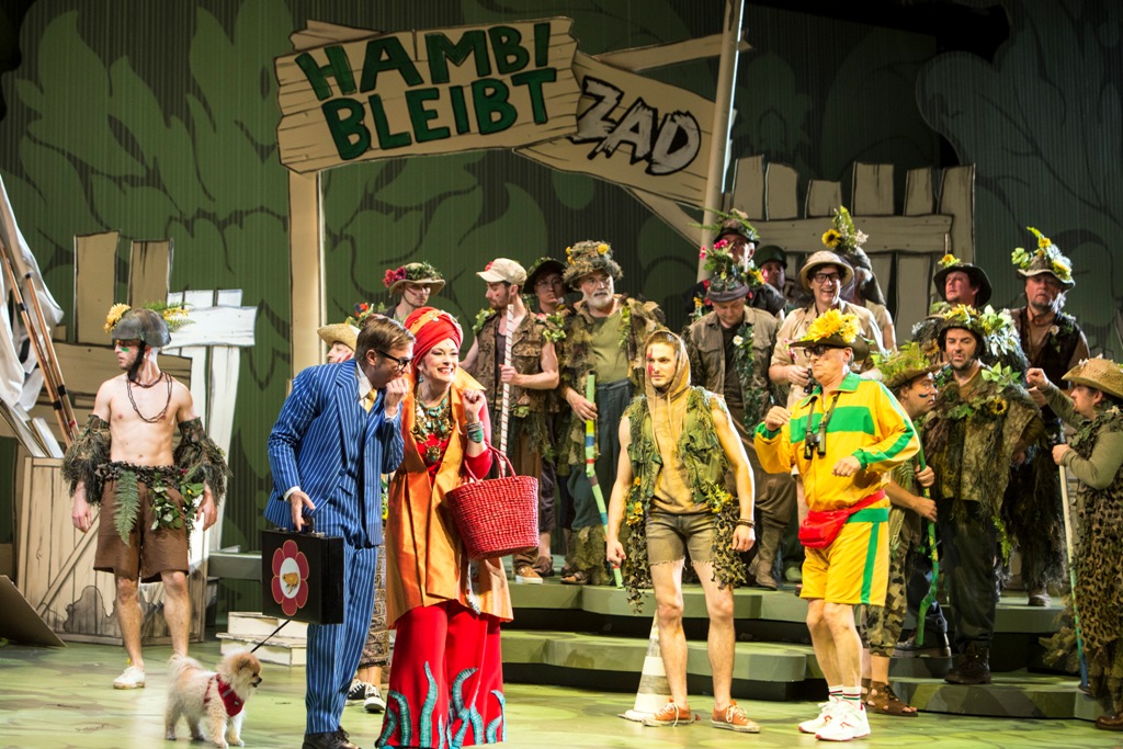 The 2019 production of Offenbach's "Großherzogin von Gerolstein" at Oper Köln, with Jennifer Larmore in the tile role (middle left) and Miljenko Turk (Baron Puck, left), Vincent Le Texier (General Boum, far right), plus dancers and chorus. (Photo: Bernd Uhlig)