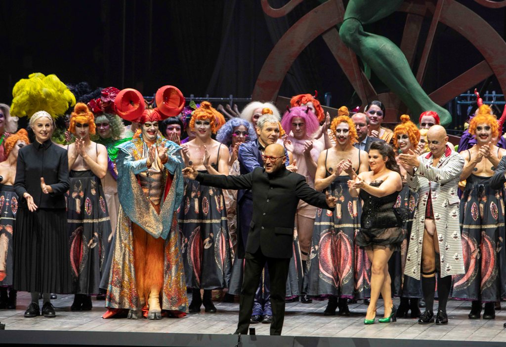 Conductor Enrique Mazzola's curtain call after the "Orphée aux enfers" performance at the Salzburg Festival, 2019.  (Photo: SF/Monika Rittershaus)