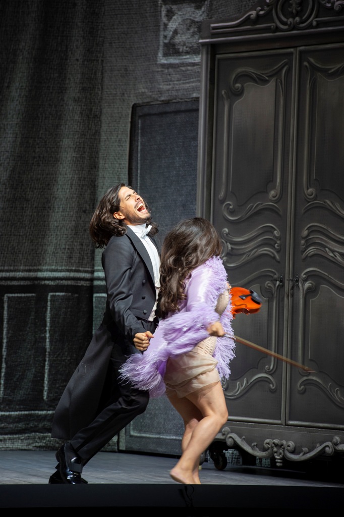 A marriage of the rocks:  Joel Prieto (l.) with great hair and Kathryn Lewek in "Orphée aux enfers" at the Salzburg Festival, 2019. (Photo: SF/Monika Rittershaus)