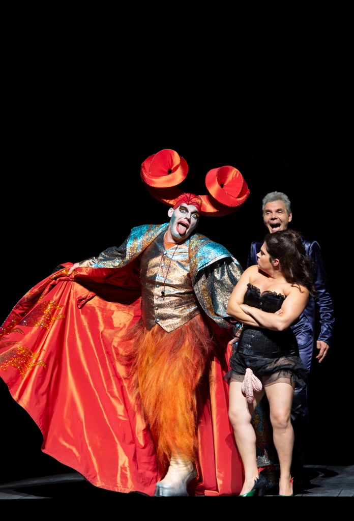 Marcel Beekman as Aristée/Pluton (left) with Kathryn Lewek and Max Hopp in "Orpée aux enfers" at the Salzburg Festival, 2019. (Photo: SF/Monika Rittershaus)