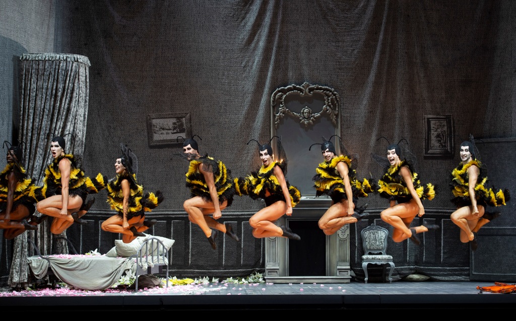 The dancing bees in Barrie Kosky's production of "Orphée aux enfers" at the Salzburg Festival. (Photo: SF/Monika Rittershaus)