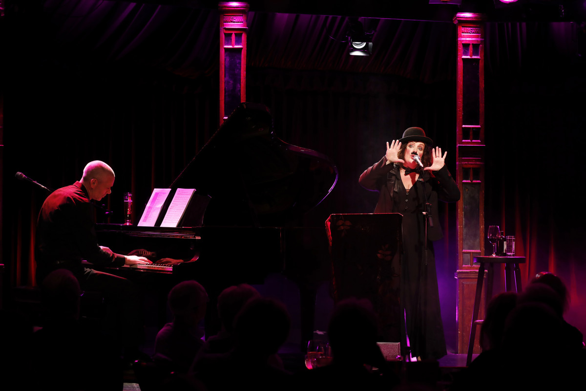 Christine Bovill performing in “Tonight You Belong To Me.” (Photo: Barbara Braun / Bar jeder Vernunft)