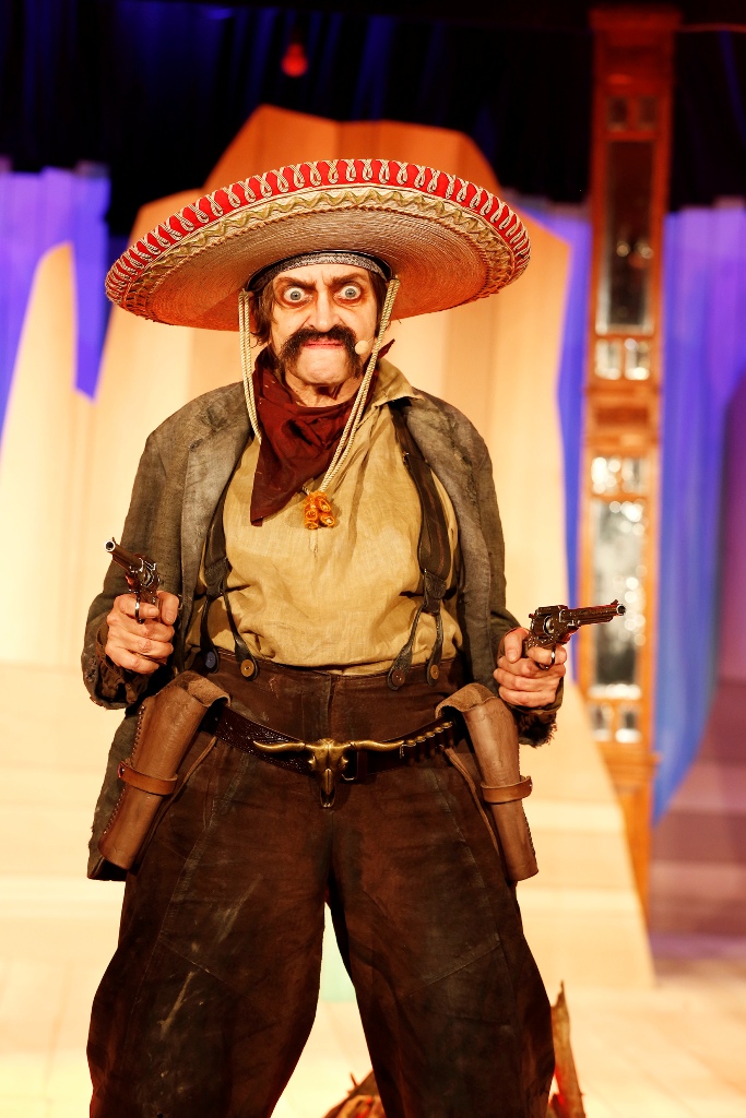 Katharina Thalbach as José Piñata in "Die 5 glorreichen Sieben" (Photo: Barbara Braun / Bar jeder Vernunft)