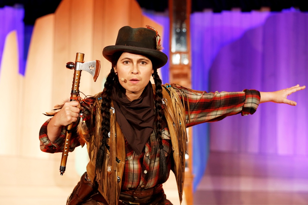 Anna Fischer as the Native American Chico (Photo: Barbara Braun / Bar jeder Vernunft)