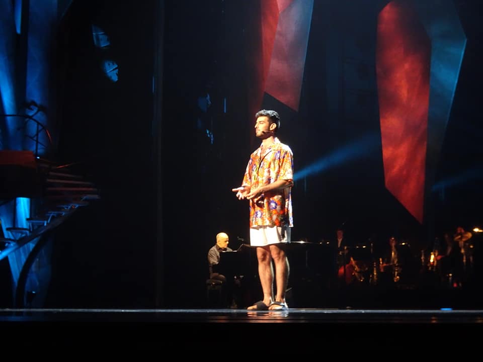 Nicolas Sidiropulos performing "Wie Zuhause" at the Bundeswettbewerb Gesang, 2019. (Photo: Petra Knickmeyer)