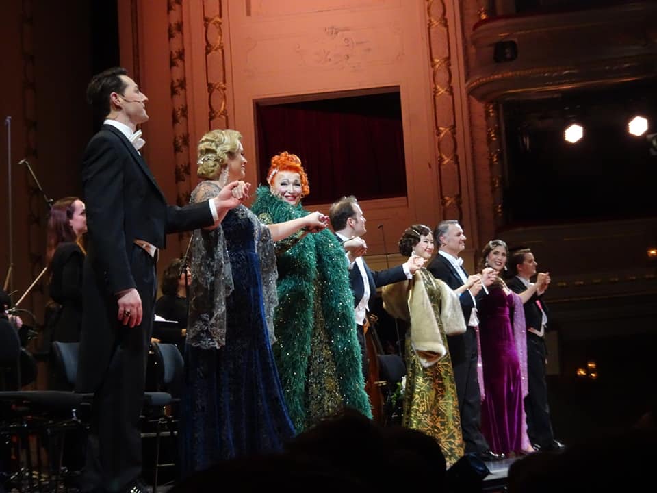 The full cast taking their final bows after the performance of "Dschainah" at Komische Oper Berlin. Photo: Private)