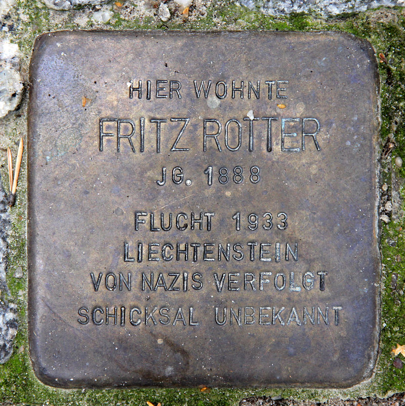A so called "Stolperstein" for Fritz Rotter in front of his villa in Berlin-Grunewald, commemorating his fate. (Photo: Wikipedia)