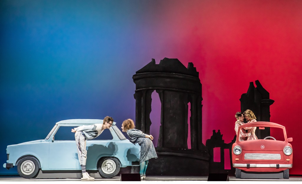 Gero Wendorff (Young Buddy), Florentine Beyer (Young Sally), Claudio Gotschalk-Schmitt (Young Ben) and Florentine Kühne (Young Phyllis) in "Follies" with the ruins of post-war Dresden in the background and typical DDR cars in the front. (Photo: Vincent Stefan) 