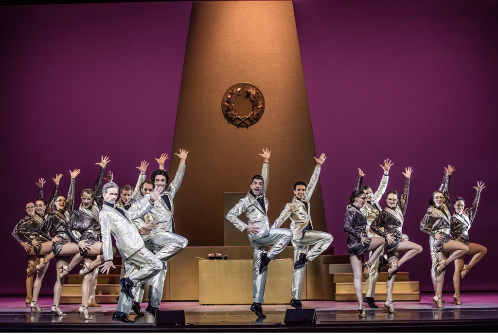 Marcus Günzel (Ben) and the ballet dance in front of a Sovjet monument in "Follies" at "Staatsoperette Dresden. (Photo: Vincent Stefan) 