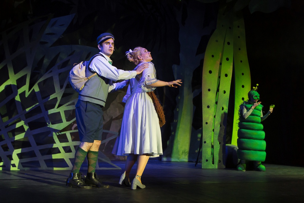 André Gass as the Farmboy and Christina Maria Heuel as Mary, with Stephanie Atanasov as the Butterfly in the "Babes in Toyland" production in Zwickau-Plauen. (Photo: André Leischner)