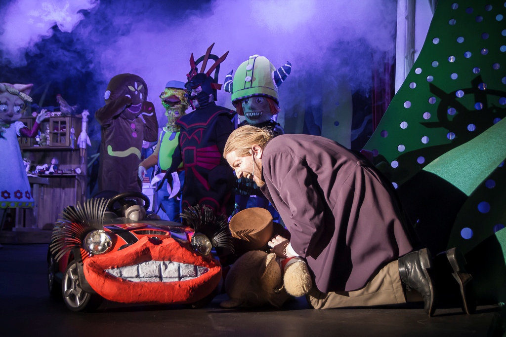 Benjamin Mahns-Mardy as Barnaby and the chorus in "Babes in Toyland" production in Zwickau-Plauen. (Photo: André Leischner)