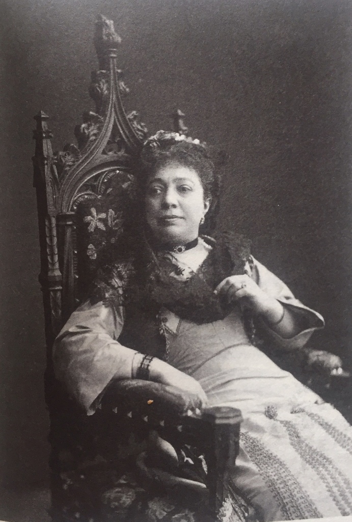 Mme Girard mère in the role of Léona. (Photo: Bibliothèque Nationale de France, Paris)