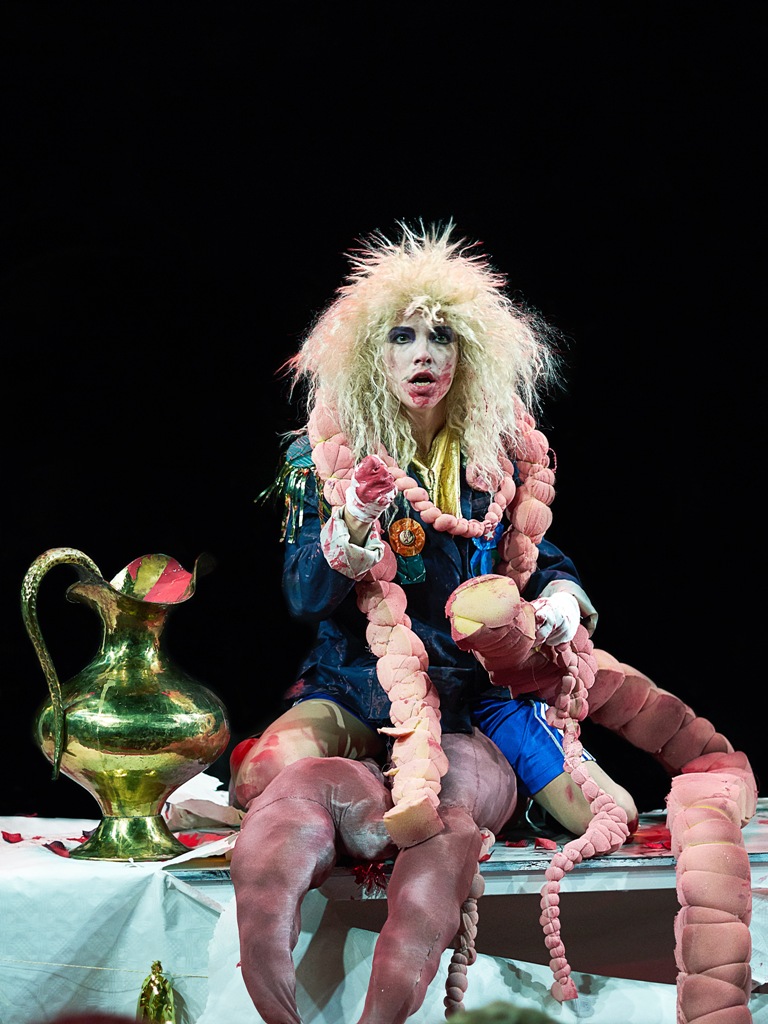 A scene from the "Häuptling Abendwind" production by tutti d*amore. (Photo: Matthias Pfänder)