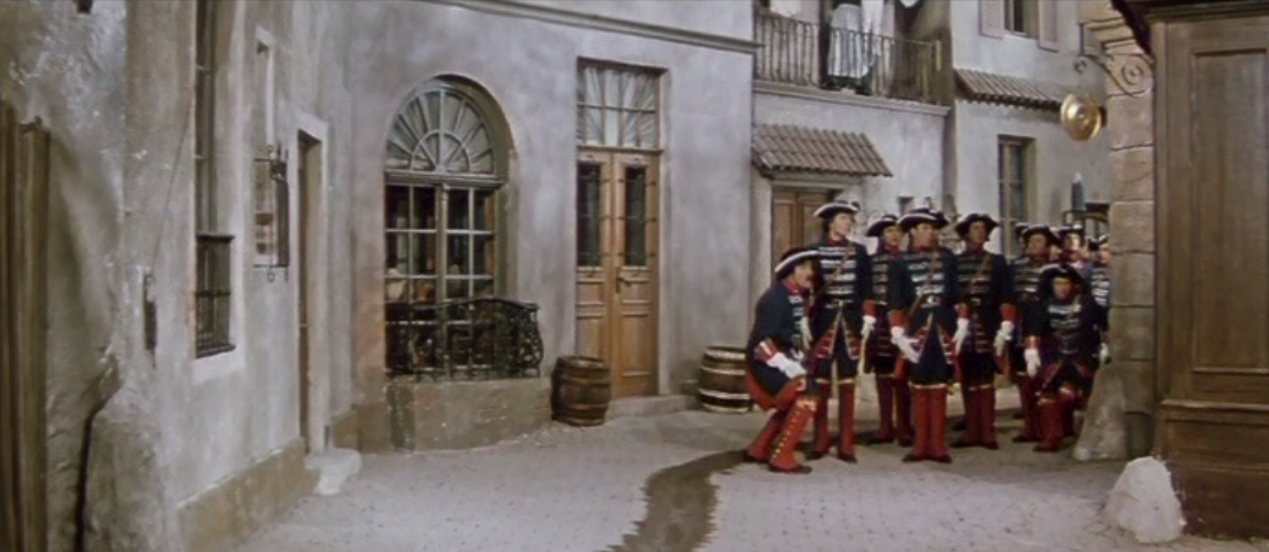 The soldiers looking for the lovely laudry ladies. (Photo: Screenshot from the 1960 DEFA film version)